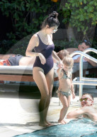 EXKLUSIV - Ein Tag am Pool: Kourtney Kardashian mit Penelope (weitere Bilder)