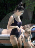 EXKLUSIV - Ein Tag am Pool: Kourtney Kardashian mit Penelope (weitere Bilder)