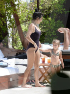 EXKLUSIV - Ein Tag am Pool: Kourtney Kardashian mit Penelope (weitere Bilder)
