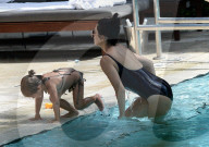 EXKLUSIV - Ein Tag am Pool: Kourtney Kardashian mit Penelope (weitere Bilder)
