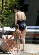 EXKLUSIV - Ein Tag am Pool: Kourtney Kardashian mit Penelope (weitere Bilder)