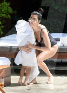 EXKLUSIV - Ein Tag am Pool: Kourtney Kardashian mit Penelope (weitere Bilder)