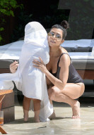 EXKLUSIV - Ein Tag am Pool: Kourtney Kardashian mit Penelope (weitere Bilder)
