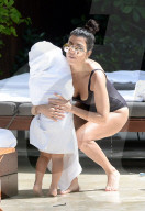 EXKLUSIV - Ein Tag am Pool: Kourtney Kardashian mit Penelope (weitere Bilder)