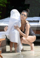EXKLUSIV - Ein Tag am Pool: Kourtney Kardashian mit Penelope (weitere Bilder)