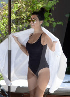 EXKLUSIV - Ein Tag am Pool: Kourtney Kardashian mit Penelope (weitere Bilder)
