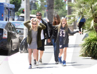 PEOPLE - Kuschel-Attacke - Die Familie von Christian Bale hat sich lieb