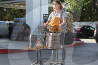 PEOPLE - Elisabetta Canalis nimmt Baby Skyler mit zum Einkaufen