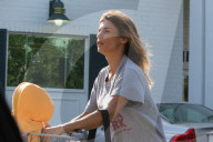 PEOPLE - Elisabetta Canalis nimmt Baby Skyler mit zum Einkaufen