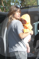 PEOPLE - Elisabetta Canalis nimmt Baby Skyler mit zum Einkaufen