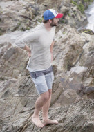 EXKLUSIV - Liam Hemsworth filmt seinen Bruder Chris beim Surfen mit Profi Kelly Slater