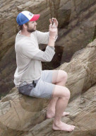 EXKLUSIV - Liam Hemsworth filmt seinen Bruder Chris beim Surfen mit Profi Kelly Slater