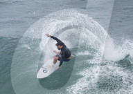 EXKLUSIV - Liam Hemsworth filmt seinen Bruder Chris beim Surfen mit Profi Kelly Slater