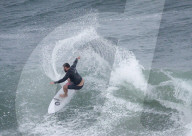 EXKLUSIV - Liam Hemsworth filmt seinen Bruder Chris beim Surfen mit Profi Kelly Slater