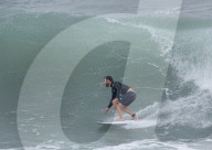 EXKLUSIV - Liam Hemsworth filmt seinen Bruder Chris beim Surfen mit Profi Kelly Slater