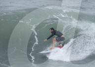 EXKLUSIV - Liam Hemsworth filmt seinen Bruder Chris beim Surfen mit Profi Kelly Slater