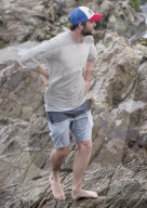 EXKLUSIV - Liam Hemsworth filmt seinen Bruder Chris beim Surfen mit Profi Kelly Slater