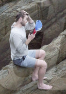 EXKLUSIV - Liam Hemsworth filmt seinen Bruder Chris beim Surfen mit Profi Kelly Slater
