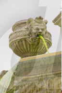 FEATURE - Macht auf Wasserverschmutzung aufmerksam: Fluoreszierender Brunnen in Paris