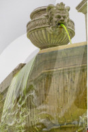 FEATURE - Macht auf Wasserverschmutzung aufmerksam: Fluoreszierender Brunnen in Paris