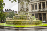 FEATURE - Macht auf Wasserverschmutzung aufmerksam: Fluoreszierender Brunnen in Paris