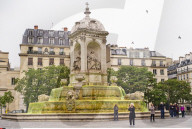 FEATURE - Macht auf Wasserverschmutzung aufmerksam: Fluoreszierender Brunnen in Paris