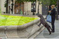 FEATURE - Macht auf Wasserverschmutzung aufmerksam: Fluoreszierender Brunnen in Paris