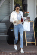 PEOPLE - Kendall Jenner bauchfrei unterwegs