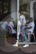 PEOPLE - Kendall Jenner bauchfrei unterwegs