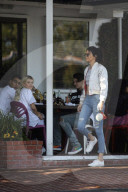 PEOPLE - Kendall Jenner bauchfrei unterwegs