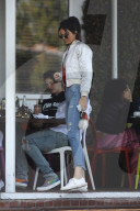 PEOPLE - Kendall Jenner bauchfrei unterwegs