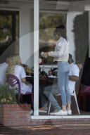 PEOPLE - Kendall Jenner bauchfrei unterwegs