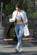 PEOPLE - Kendall Jenner bauchfrei unterwegs