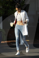 PEOPLE - Kendall Jenner bauchfrei unterwegs
