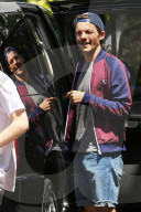 PEOPLE - Louis Tomlinson und Danielle Campbell mit Baby Freddie unterwegs