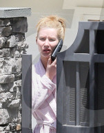 PEOPLE - Iggy Azalea kriegt Blumen von Nick Young nach Hause geliefert