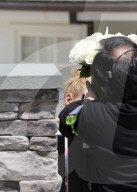 PEOPLE - Iggy Azalea kriegt Blumen von Nick Young nach Hause geliefert