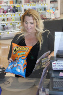 EXKLUSIV - Ajay Rochester kauft 'Magnum Condoms' und andere Kleinigkeiten