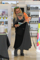 EXKLUSIV - Ajay Rochester kauft 'Magnum Condoms' und andere Kleinigkeiten