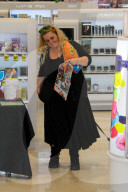 EXKLUSIV - Ajay Rochester kauft 'Magnum Condoms' und andere Kleinigkeiten