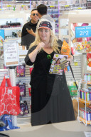 EXKLUSIV - Ajay Rochester kauft 'Magnum Condoms' und andere Kleinigkeiten