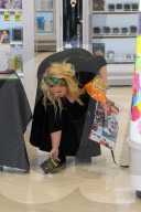 EXKLUSIV - Ajay Rochester kauft 'Magnum Condoms' und andere Kleinigkeiten