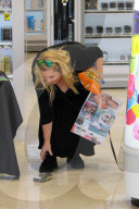 EXKLUSIV - Ajay Rochester kauft 'Magnum Condoms' und andere Kleinigkeiten