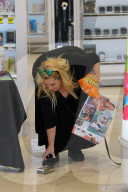 EXKLUSIV - Ajay Rochester kauft 'Magnum Condoms' und andere Kleinigkeiten