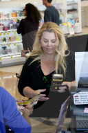 EXKLUSIV - Ajay Rochester kauft 'Magnum Condoms' und andere Kleinigkeiten