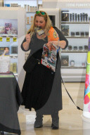 EXKLUSIV - Ajay Rochester kauft 'Magnum Condoms' und andere Kleinigkeiten