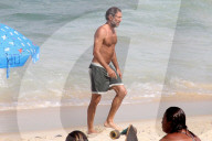 EXKLUSIV - Vincent Cassel mit seinen Töchtern Léonie und Deva am Beach von Rio
