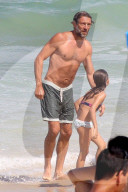 EXKLUSIV - Vincent Cassel mit seinen Töchtern Léonie und Deva am Beach von Rio
