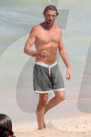 EXKLUSIV - Vincent Cassel mit seinen Töchtern Léonie und Deva am Beach von Rio