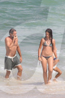 EXKLUSIV - Vincent Cassel mit seinen Töchtern Léonie und Deva am Beach von Rio